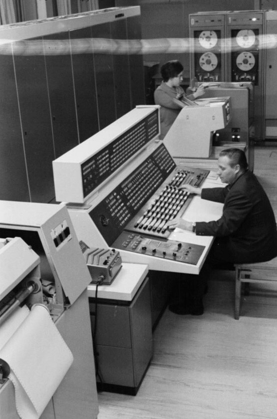 В Вычислительном центре во время обработки информации, поступающей с борта станции