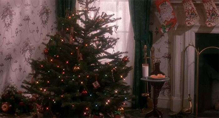 16. В фильме "Один дома" (1990) Кевин не только просыпается один в пустом доме на Рождество, но и, вероятно, впервые понимает, что Санты не существует. Молоко и печенье, которые он ему оставил, стоят нетронутыми