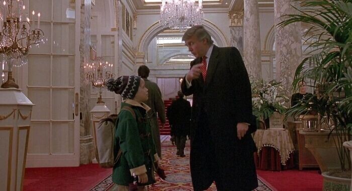 7. В "Один дома-2" (1992 г.) в эпизоде снялся Дональд Трамп. Он был владельцем помещения, где проходили съемки, и настоял на своем участии в фильме