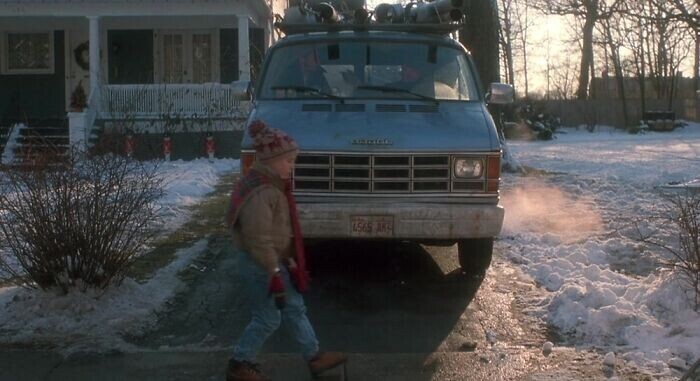 30. В этой сцене из фильма "Один дома" (1990) Маколей Калкин и фургон двигались в обратной очередности, и сцена воспроизводилась задом наперед. Это видно по дыму справа от фургона, идущему по направлению к фургону, а не от него