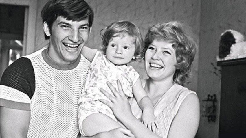 Советский хоккеист Владислав Третьяк с женой Татьяной и сыном Дмитрием в 1974 году