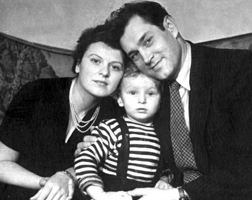 Владлен Давыдов и Маргарита Анастасьева с сыном Андреем, середина 1950-х.