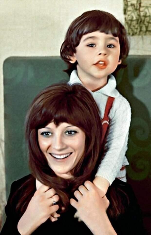Наталья Варлей с сыном Василием, середина 1970-х.