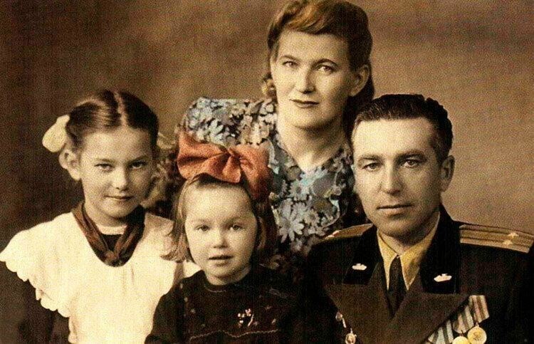 Наташа Гвоздикова (в центре) с мамой Натальей Николаевной, папой Федором Титовичем и сестрой Людмилой