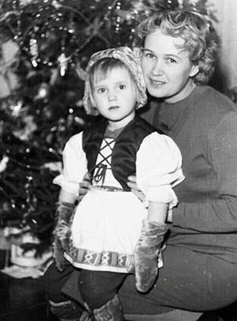 Ира Розанова с мамой Зоей Васильевной Беловой, середина 1960-х.