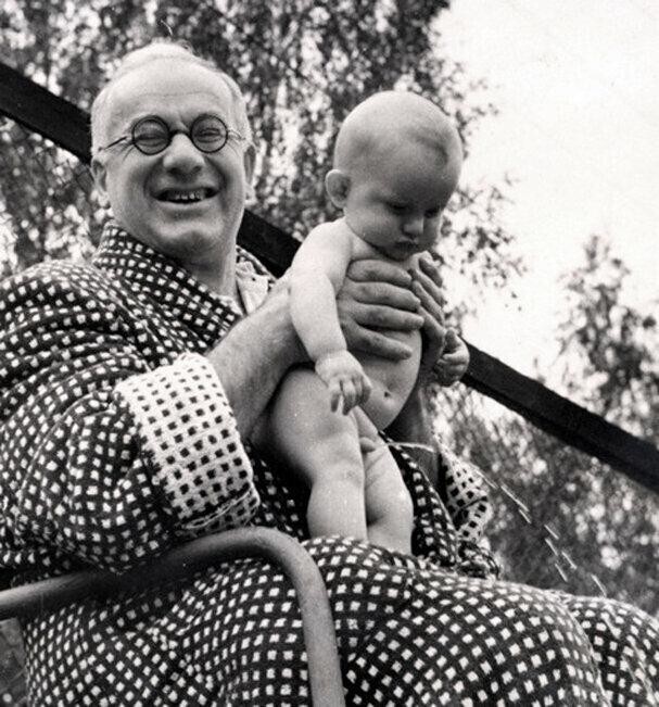 Игорь Ильинский с сыном Володей, 1952 год.
