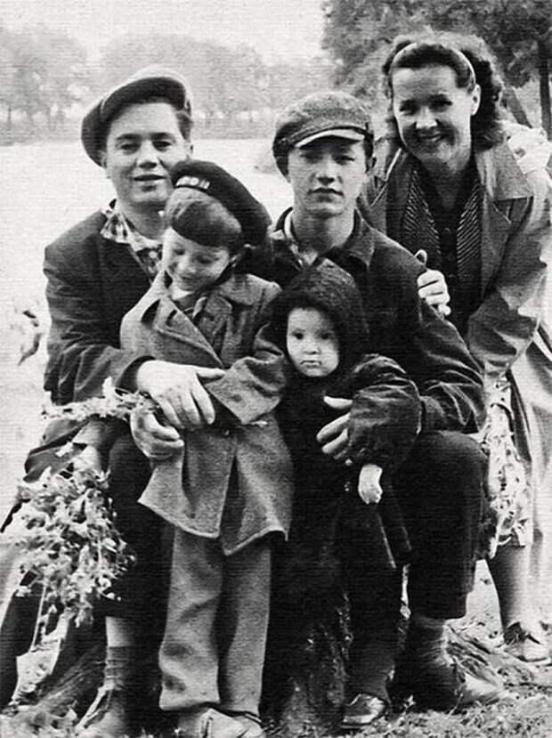 Юрий Шевчук с отцом Юлианом Сосфеновичем, матерью Фанией Акрамовной, старшим братом Владимиром и младшей сестрой Натальей