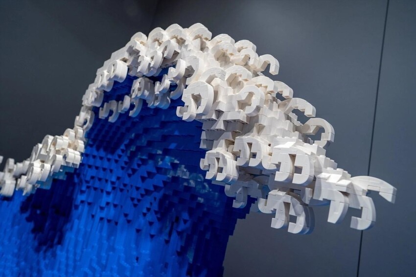Знаменитую гравюру «Большая волна» собрали из 50 000 деталей LEGO