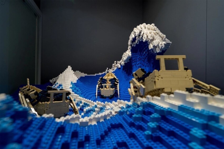 Знаменитую гравюру «Большая волна» собрали из 50 000 деталей LEGO