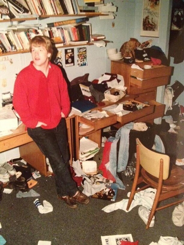 Филип Сеймур Хоффман в своей комнате общежития Нью–Йоркского университета, 1980–е годы, США