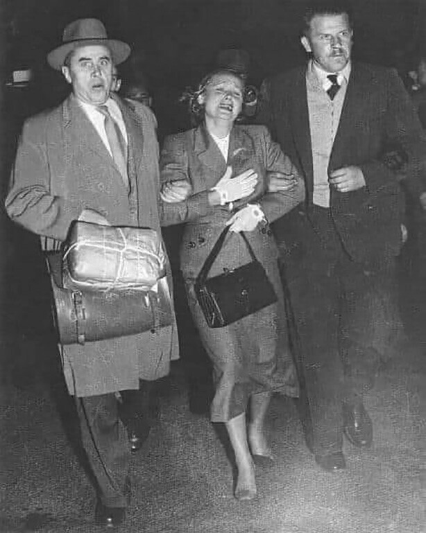 Агенты КГБ в Сиднее тащат женщину на самолет в Москву (1954 год)