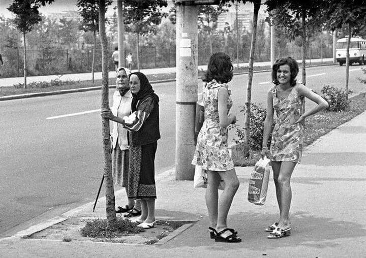 На автобусной остановке. Ю. Кривонос, Бухарест, 1973