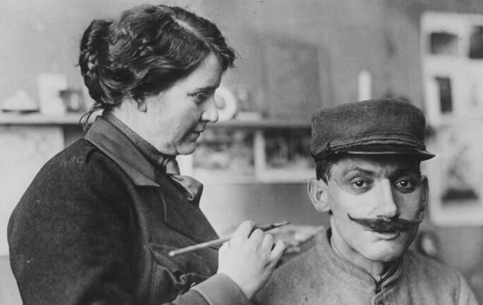 Художница миссис Лэдд раскрашивает маску, сшитую для солдата с изуродованным на фронте лицом, 1918г.