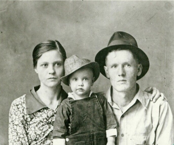 3-летний Элвис Пресли с родителями, Глэдис и Верноном, 1938г.