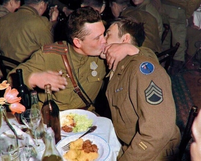 Братский поцелуй: советский и американский солдаты в Берлине в мае 1945-го