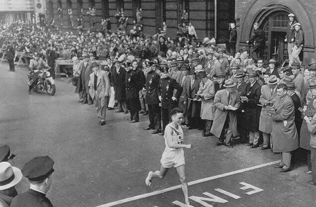 Сигеки Танака, переживший атомную бомбардировку Хиосимы, побеждает на Бостонском марафоне, 1951г.