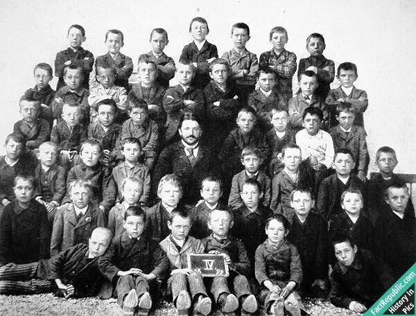 Адольф Гитлер в 4 классе (верхний ряд, в центре), 1899г.