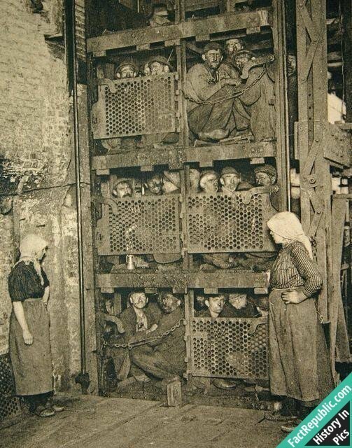 Бельгийские шахтеры поднимаются из шахты после смены, 1900г.