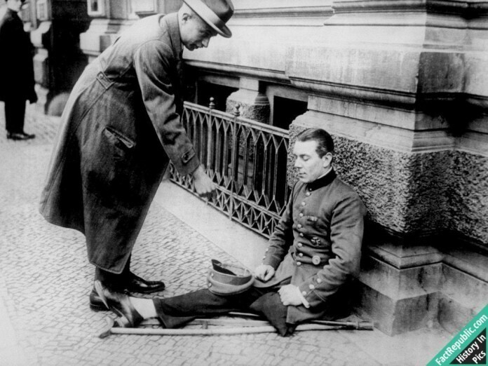 Ветеран Первой мировой войны просит милостыню на берлинской улице, 1923г.