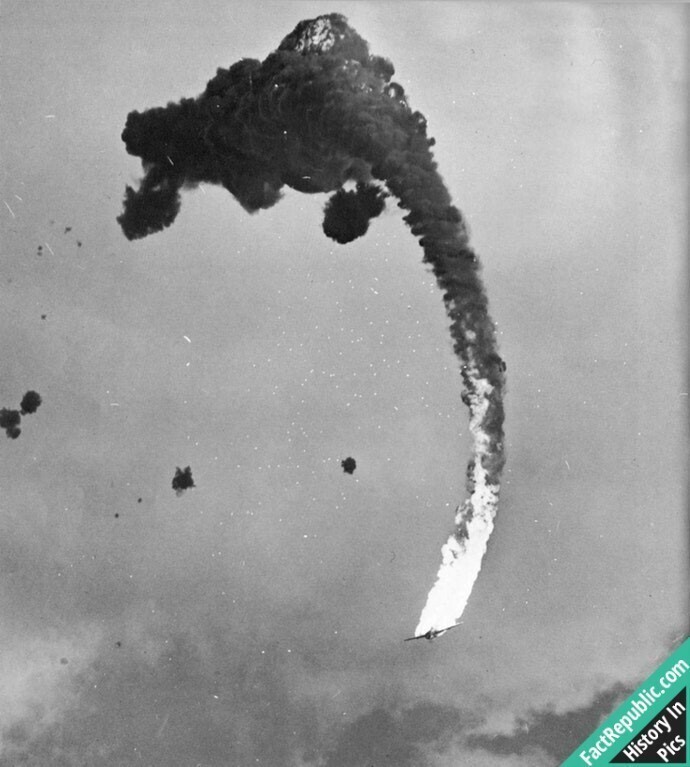 Последние секунды жизни японского летчика-камикадзе, 1945г.