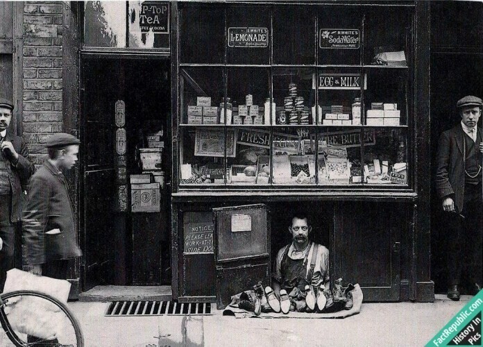 Самый маленький магазин в Лондоне - полуподвальная обувная лавка площадью 1,2 метра, 1900г.