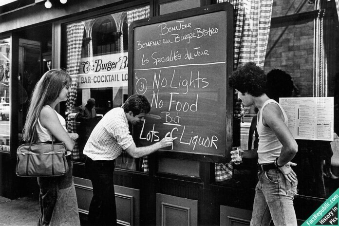 "Нет света, нет еды, зато полно выпивки": реклама бара в Нью-Йорке во время блэкаута 13 июля 1977г.