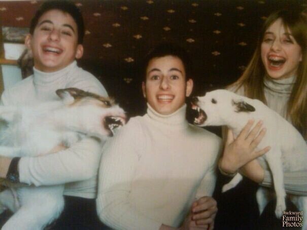 "Мы хотели сфотографироваться всей семьей с собаками, но они явно не были в праздничном настроении"