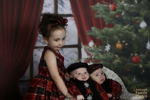 "Мы хотели сделать радостную рождественскую фотографию троих наших детей для бабушки. Трое голодных уставших детей! Это был худший день в нашей жизни. Вот лучшее, что мы смогли сделать"
