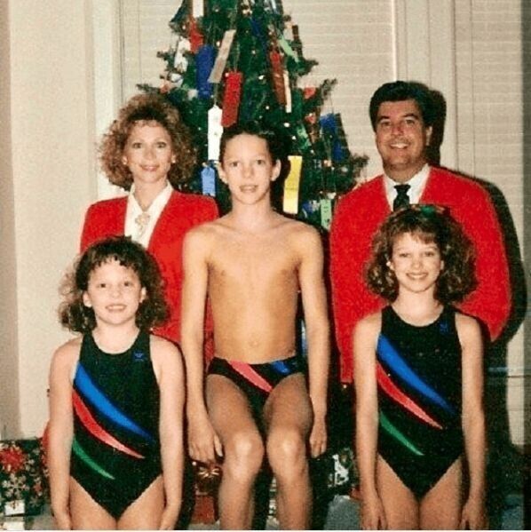 "Наша семья - пловцы. Вот такое получилось странное новогоднее фото"