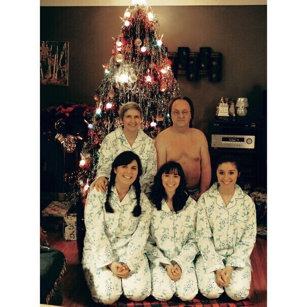 "Решили сделать семейное фото в пижамах, но папа выпал из композиции"