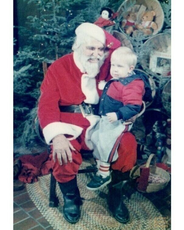 "В детстве я боялся Санта Клауса. Когда я вырос, я нашел это фото, посмотрел на его лицо и понял, что боялся не зря"