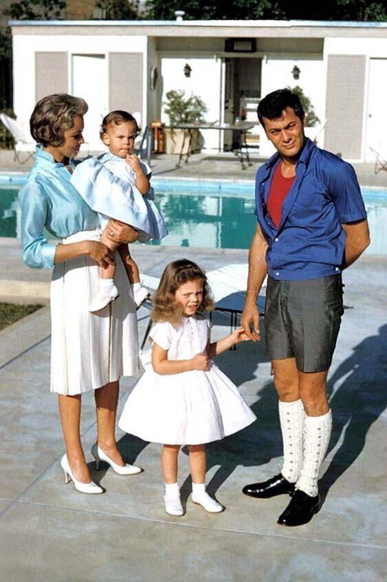 Джанет Ли и Тони Кертис с дочерьми Джейми Ли и Келли, 1959 год