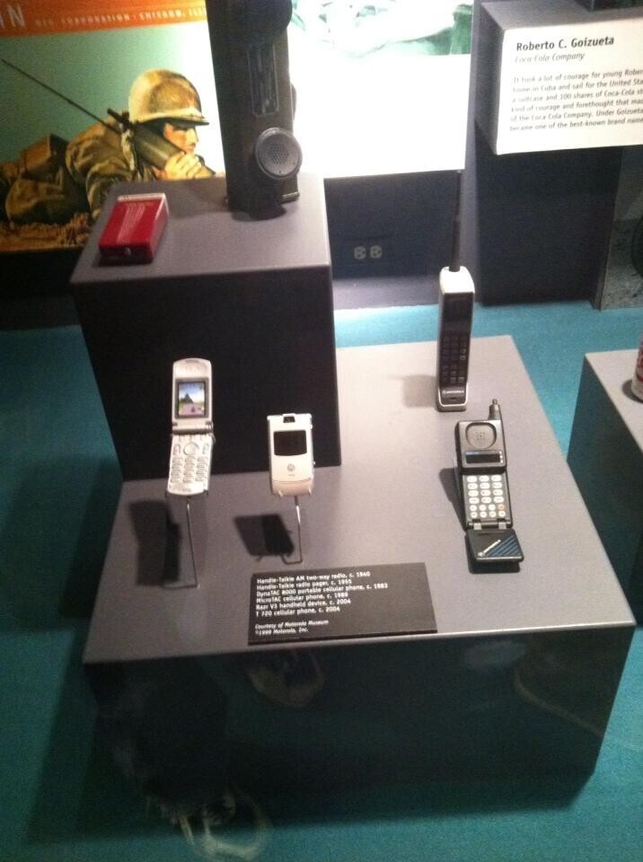 4. Мобильные телефоны, в частности Motorola RAZR, уже являются экспонатами музеев