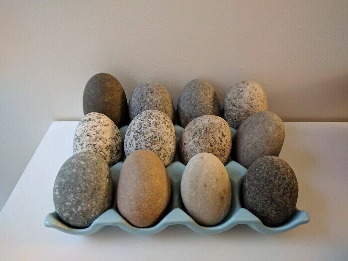 22. "Собираю камни, которые похожи на яйца"