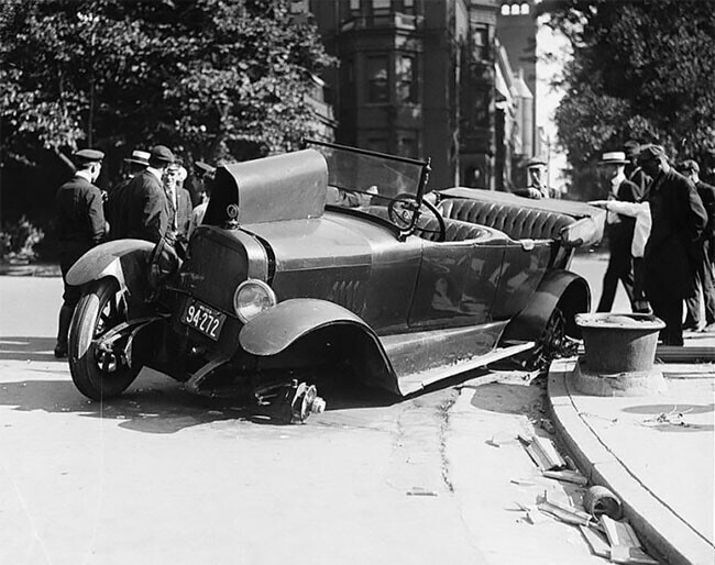 Автоавария с потерей двух колес, 1918 год