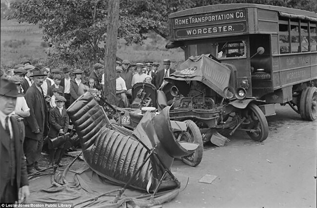 Столкновение автомобиля с автобусом в Уолтеме, штат Массачусетс, 1921 год