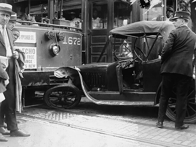 Столкновение троллейбуса и автомобиля. Вашингтон, округ Колумбия, 1918 год