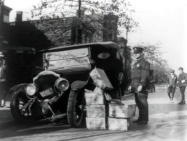 Автокатастрофа времен сухого закона. Рядом с машиной - коробки с самогоном, 1922 год