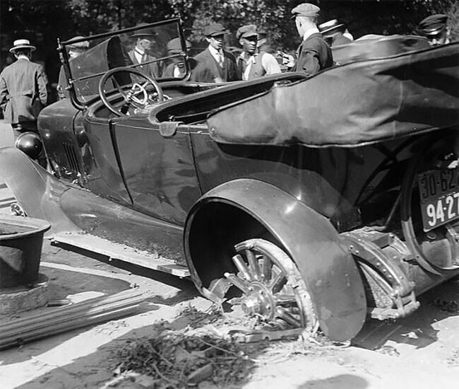 Столкновение автомобиля с уличным фонарем, 1918 год