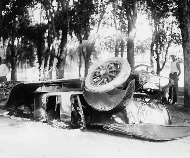 Перевёрнутый автомобиль, 1920 год