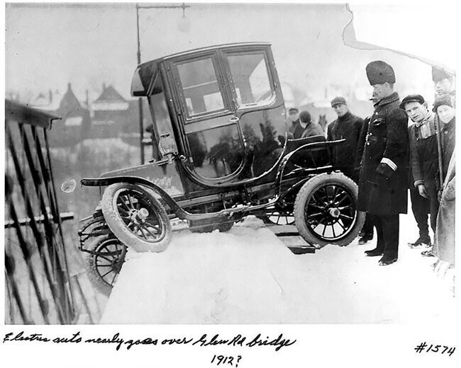 Электромобиль, попавший в аварии на мосту  Глен-Роуд, Онтарио, зима 1912 года