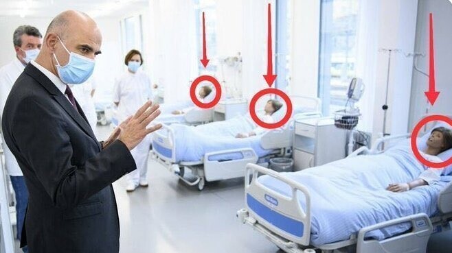 Министр здравоохранения Швейцарии навещает пациентов в ковидном отделени больницы кантона Невшатель .