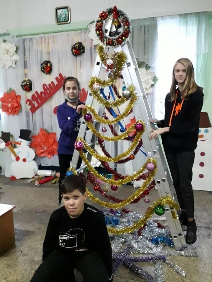 В специализированной школе Конотопа детишки, из-за отсутствия новогодней елки, нарядили стремянку...