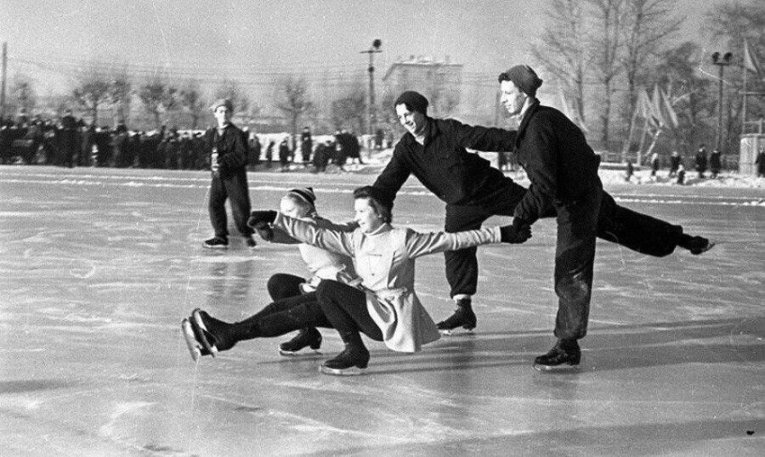 2. Юные фигуристы на катке московского стадиона Юных пионеров, 1947
