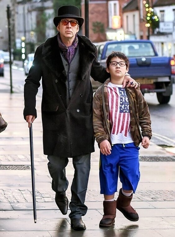 Николас Кейдж гуляет со своим сыном Кал–Элом