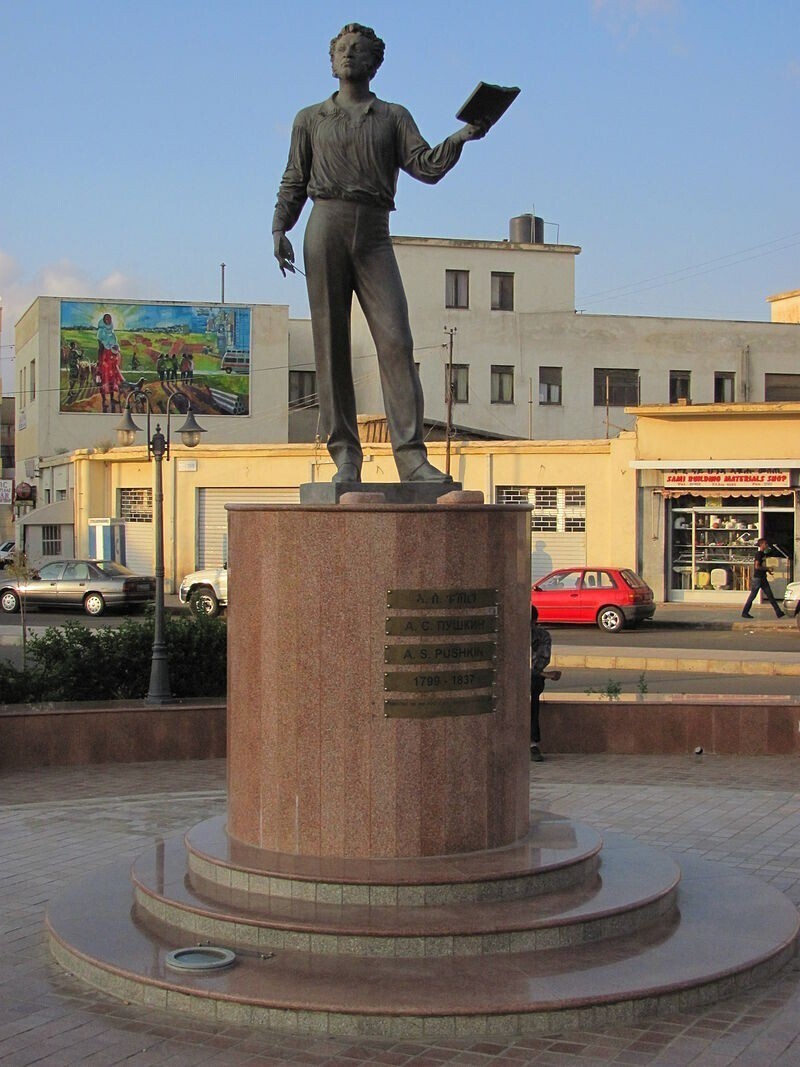 Памятник Александру Сергеевичу в столице Эритреи Асмэре