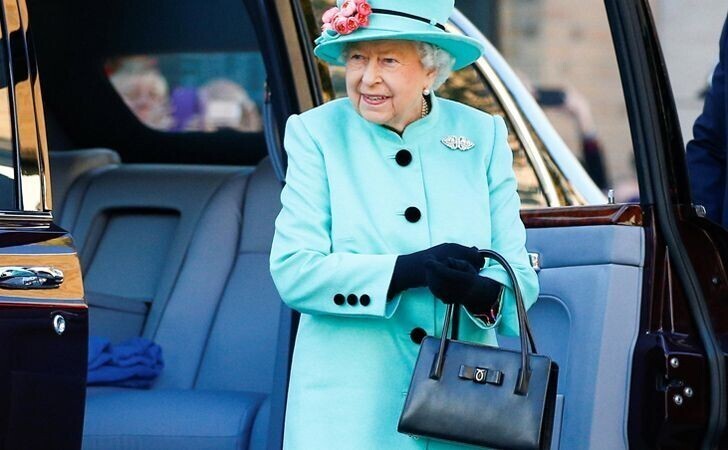 Елизавета II подает сумочкой тайные знаки