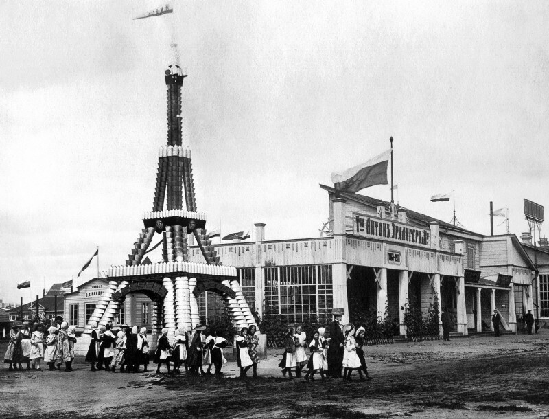 Эйфелева башня из ведер и тазов. Россия, 1911 год.