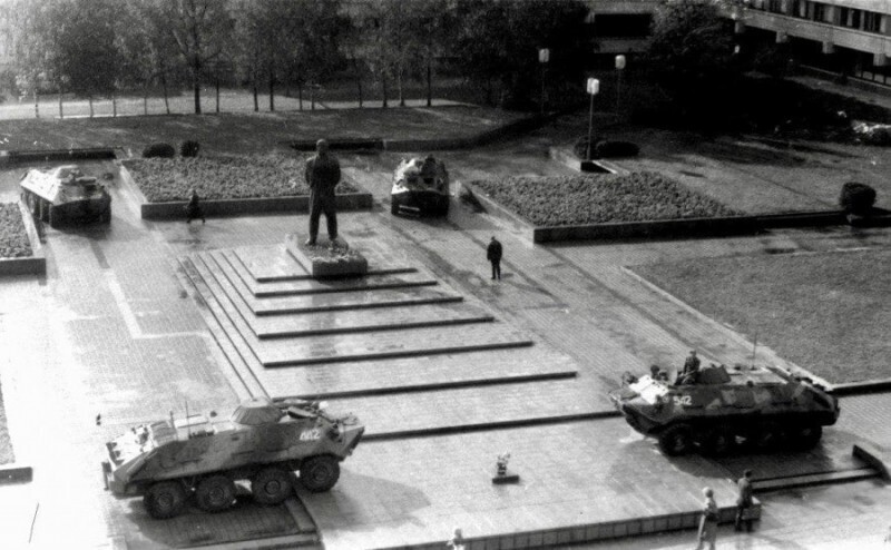 Памятник Ленину в Клайпеде, охраняют БТР советской армии, 1990 г.