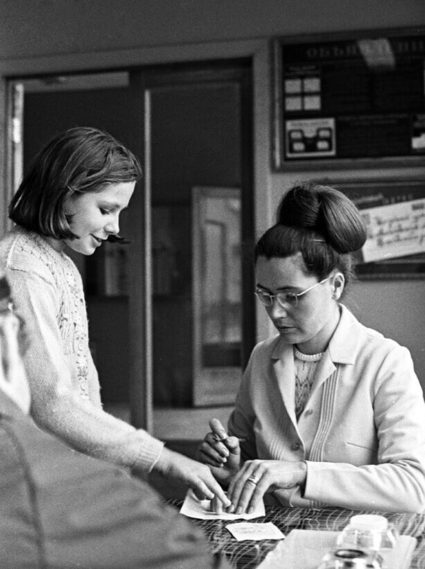 Валентина Ивановна Гагарина и её старшая дочь Елена, 1969 г.